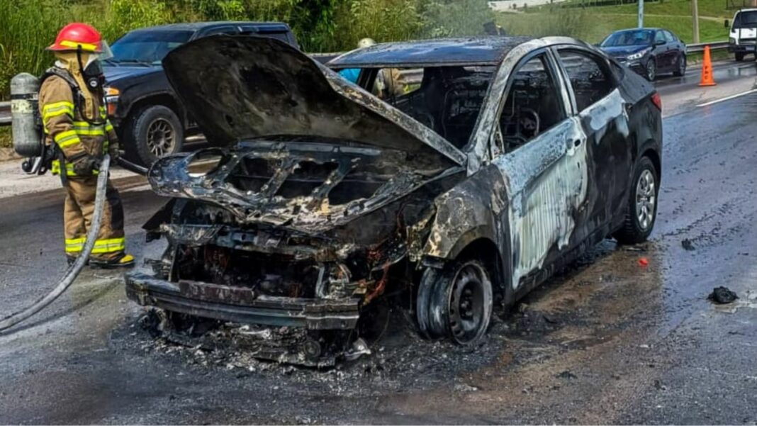 Elementos del Cuerpo de Bomberos extinguieron un incendio en vehículo sobre la integración del bulevar Constitución.