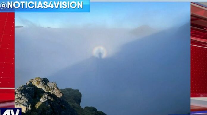 En redes sociales se hicieron virales imágenes que captaron en el cielo como una figura que está rodeada de un aro de luz.