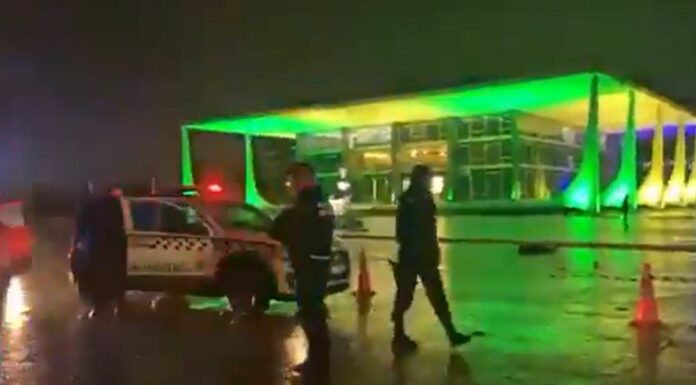 Medios locales informaron la muerte de al menos una persona tras dos explosiones ocurridas en la Corte Suprema de Brasil.