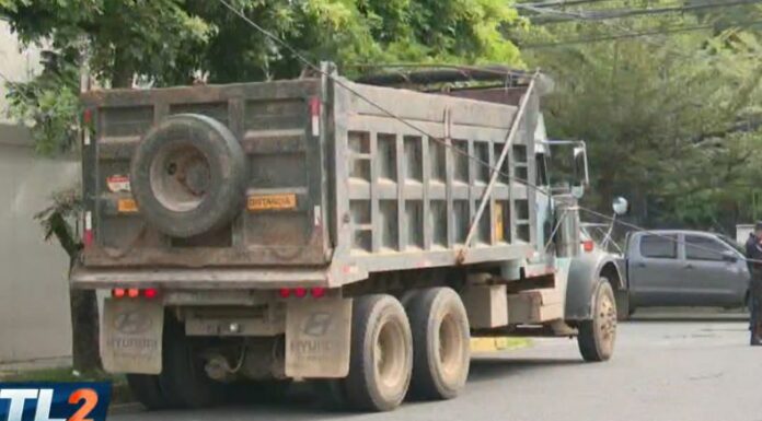 Un camión de volteo derribó un poste de tendido eléctrico en el bulevar Orden de Malta, Santa Elena, Antiguo Cuscatlán.