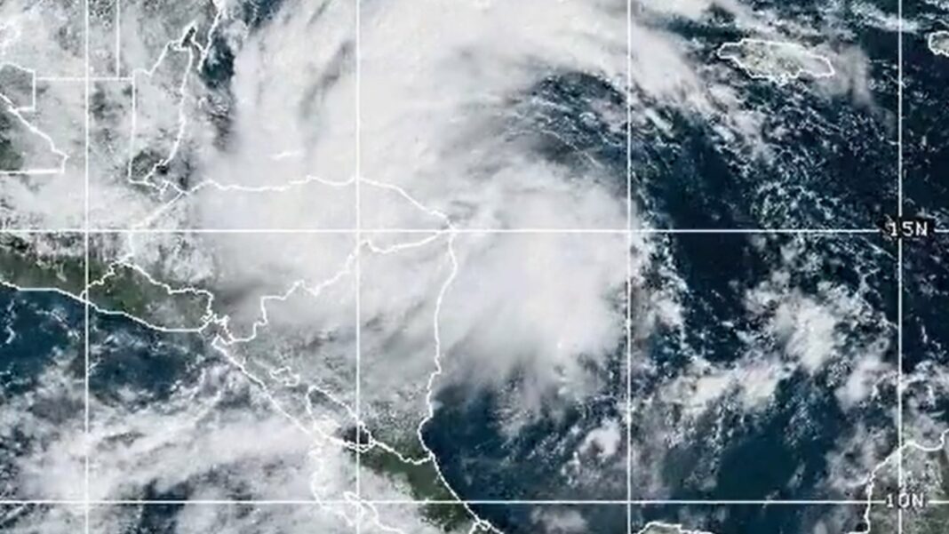 La tormenta tropical Sara se formó en el mar Caribe y podría causar inundaciones repentinas y deslizamientos de tierra mortales.