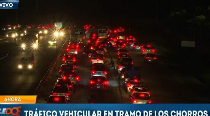 A través de un enlace en vivo, se reportó que el tráfico se encuentra complicado en el tramo de Los Chorros, con dirección hacia occidente.
