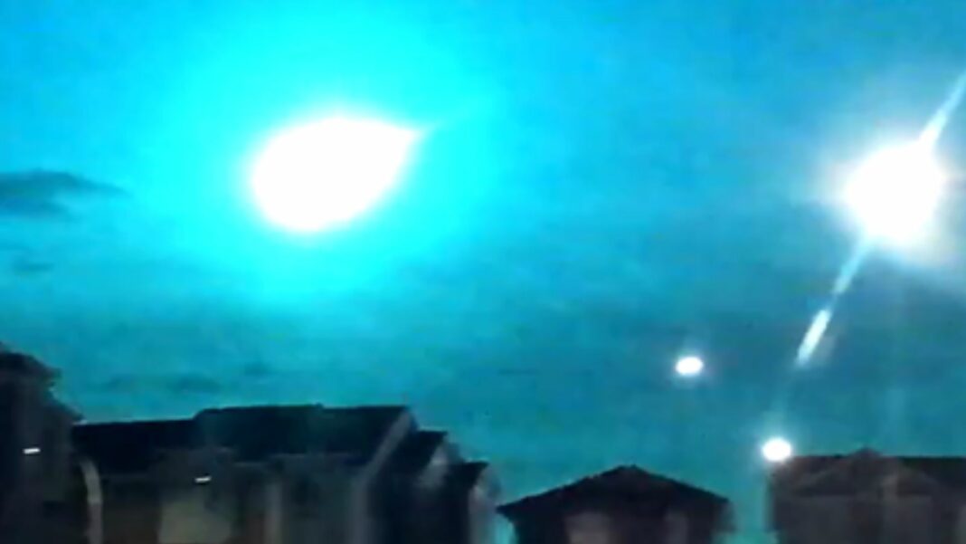 Un conductor captó como un meteorito iluminó los cielos del sur de Alberta en las primeras horas de la mañana del miércoles.