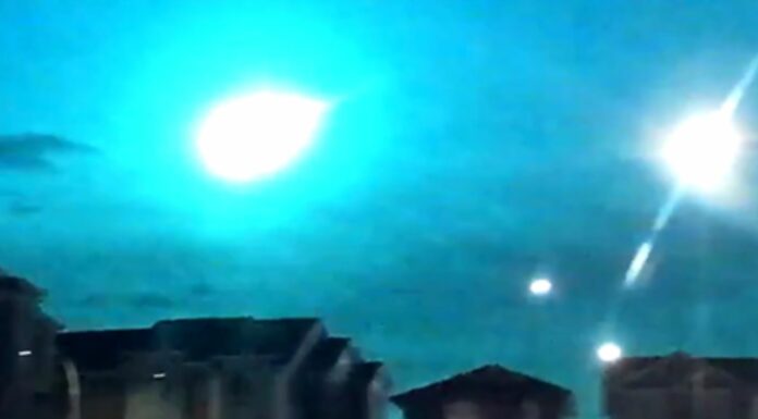 Un conductor captó como un meteorito iluminó los cielos del sur de Alberta en las primeras horas de la mañana del miércoles.