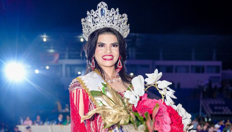Las fiestas patronales de San Miguel arrancaron y por esa razón, Julissa Díaz se convierte en la nueva reina del Carnaval.