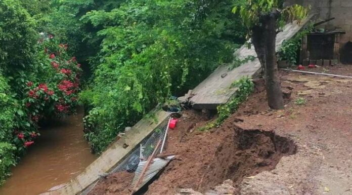 La Policía Nacional Civil (PNC) reportó que una vivienda colapsó en la colonia La Turania, en Izalco, Sonsonate.