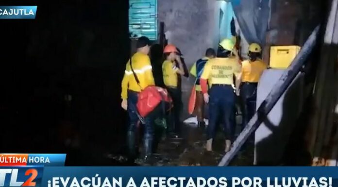 Los socorristas de diferentes instituciones ejecutan evacuaciones a los afectados por las lluvias en diferentes zonas de Acajutla.