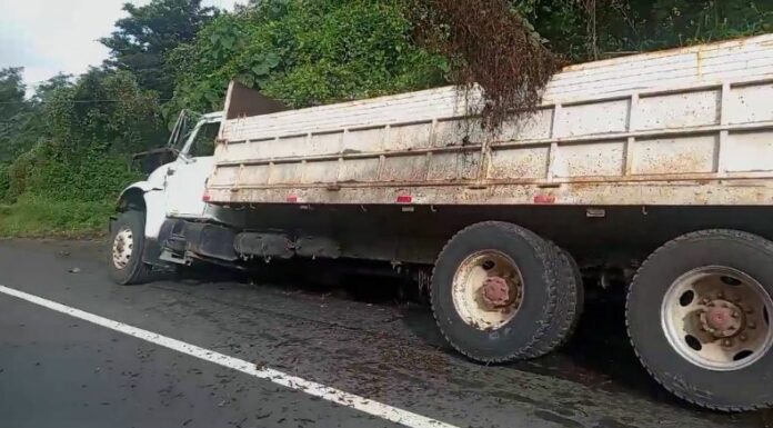 Se informa que el paso se mantiene cerrado en la carretera que conduce de San Salvador a Sonsonate debido a un accidente de tránsito.