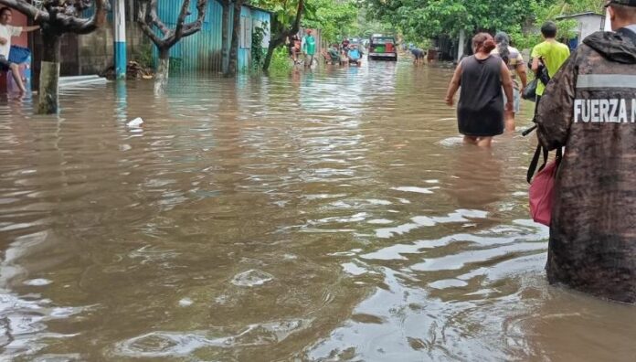 En Sonsonate, La Unión y Usulután son algunos de los departamentos que se han evacuado a familias por las inundaciones.