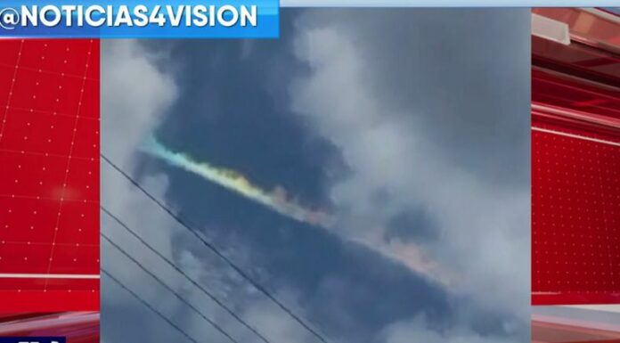 En Brasil, se observa lo que parece un arcoíris extraño que se desplaza por el cielo, dejando rastro a su paso.