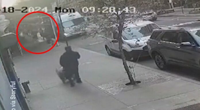 Tres personas resultaron heridas, una de ellas de gravedad, tras colapso de un andamio en Nueva York, Estados Unidos.