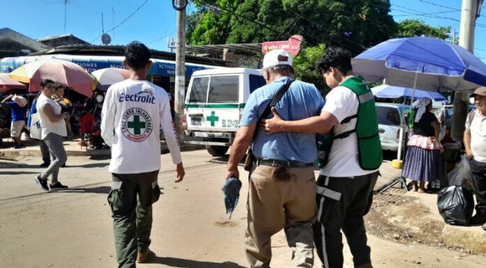 Elementos de Cruz Verde atendieron la emergencia de personas que cayeron en un socavón. Las víctimas se mantenían trabajando.
