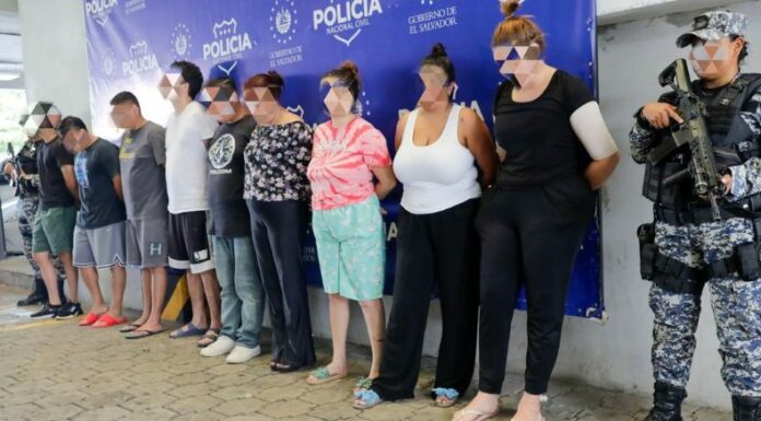 La Policía Nacional Civil (PNC) reportó la captura de sujetos acusados de estafa por vender falsos paquetes turísticos.