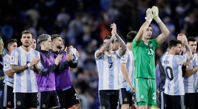 Tras una de las jornadas más interesantes en la lucha por el Mundial en Sudamérica, Argentina sigue liderando dicha carrera.