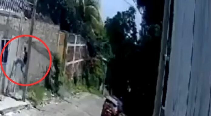 Un hombre que es acusado de robo, fue captado por cámaras de vigilancia en el momento exacto cuando ingresaba a una vivienda.