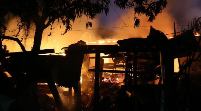 Un fuerte incendio estructural arrasó con al menos nueve viviendas en el municipio de Roatán, del departamento Islas de la Bahía, Honduras.