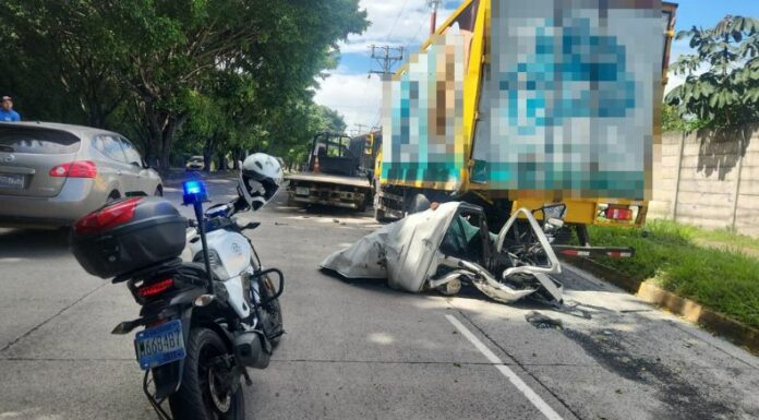 Un aparatoso accidente de tránsito se registró esta tarde en el bulevar Sur, en dirección a Las Delicias, Santa Tecla.