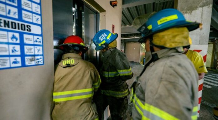 El Cuerpo de Bomberos rescató a una persona que quedó atrapada en un ascensor de la colonia Escalón, San Salvador Centro.