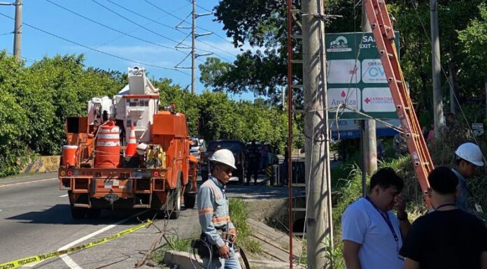Comandos de Salvamentos reporta la muerte de una persona electrocutada en Carretera de Oro a la altura del kilómetro 8.
