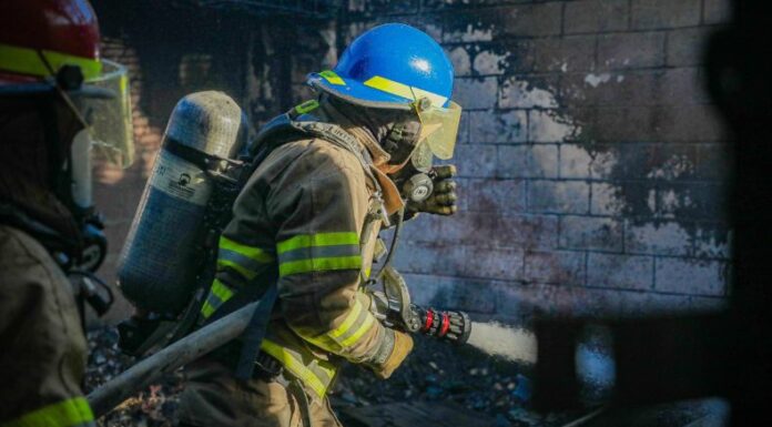 El Cuerpo de Bomberos sofocó un incendio en una estructura en desuso en la alameda Juan Pablo II, San Salvador.