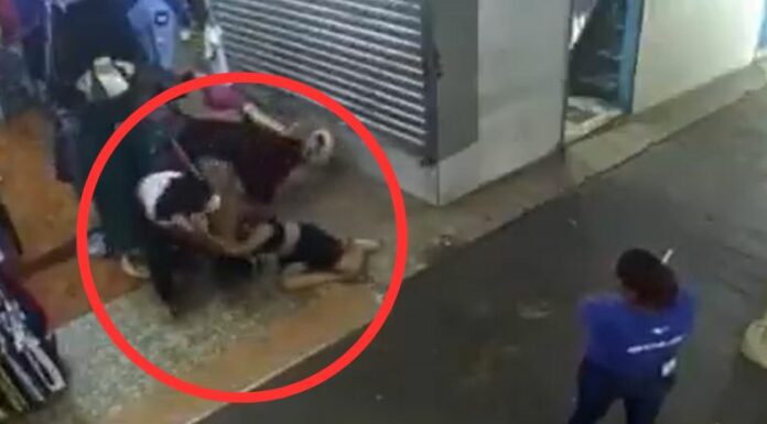 Cámaras captaron el momento exacto en el que una mujer agredió a otra dentro de las instalaciones del mercado de La Unión.