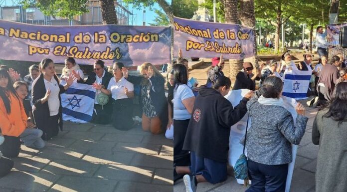 Como cada año, miembros de diferentes denominaciones de iglesias se reúnen para conmemorar el Día Nacional de la Oración.