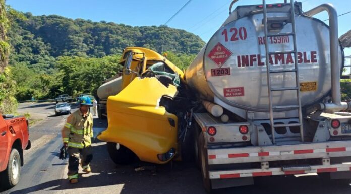 Un fatal accidente de tránsito entre dos camiones cisterna de combustible en la carretera El Litoral cobró la vida de una persona.