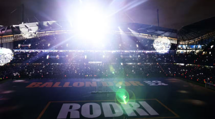El actual balón de oro, Rodri, mostró su galardón a todos los aficionados del Manchester City en el Etihad Stadium.