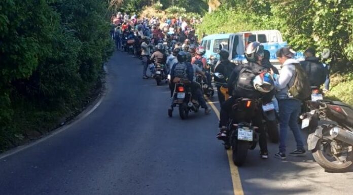 Debido a un accidente de tránsito usuario en redes sociales reportan bloqueo el paso en la carretera que conecta Santa Tecla con Comasagua.