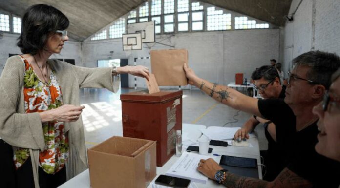 En Uruguay, se está desarrollando la segunda vuelta de las elecciones presidenciales, y los ciudadanos acudieron desde temprano a las urnas.
