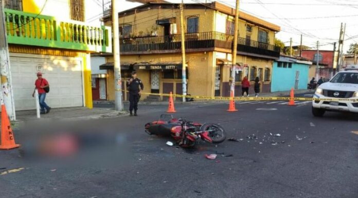 Una mujer perdió la vida tras un aparatoso accidente, entre dos motocicletas, registrado en la avenida Juan Bertis, San Salvador.