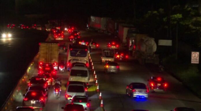 A través de un enlace, se reportó que el tráfico se encuentra complicado en el tramo de Los Chorros, con dirección hacia occidente.