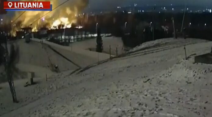 En Lituania, país de Europa, un avión de carga se estrelló en una zona residencial, por lo que dejó una persona fallecida.