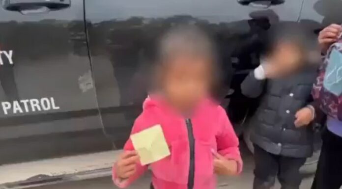 En la frontera de EE. UU. y México, una niña salvadoreña de dos años fue encontrada separada de sus padres.