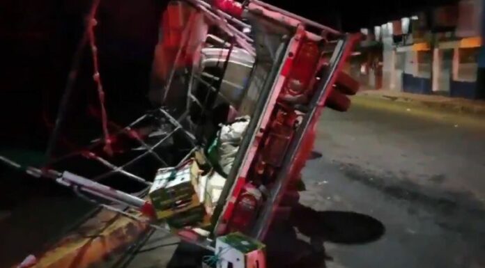 Múltiples personas lesionadas tras accidente de tránsito registrado en Sonsonate Centro. Equipos paramédicos atendieron a las víctimas.