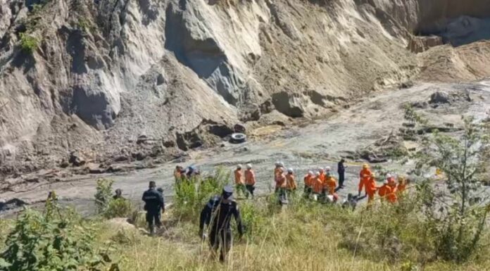 Protección Civil informó que recuperaron dos cuerpos sin vida de personas que quedaron soterradas por un talud de tierra.
