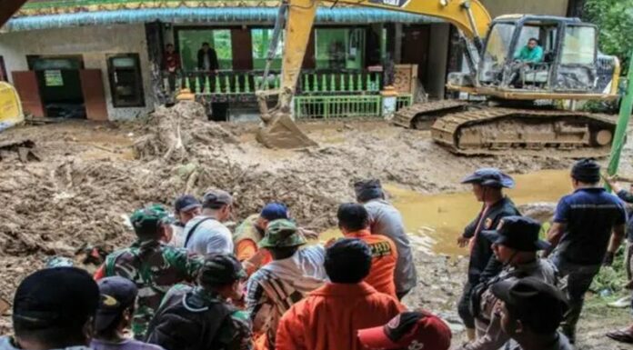 En Indonesia un mortal deslizamiento en Sumatra ha dejado más de personas fallecidas y otra cantidad considerable desaparecida.