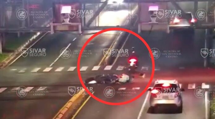 Las cámaras de vigilancia captaron el momento justo en el que dos motociclistas se accidentaron por ignorar la luz roja del semáforo.