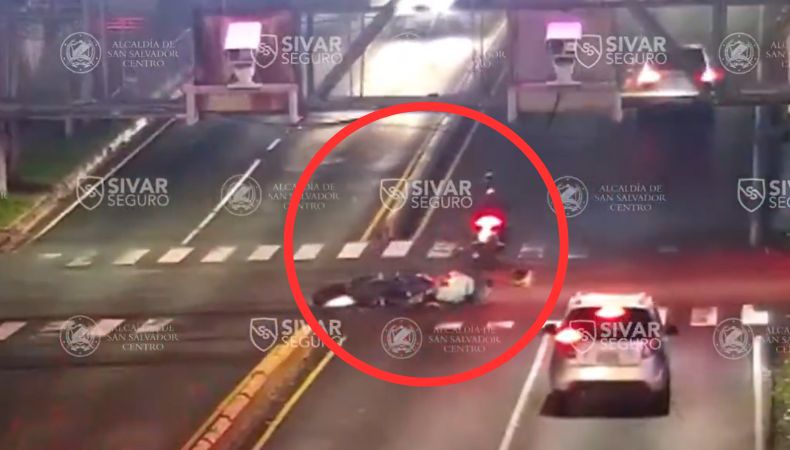 Las cámaras de vigilancia captaron el momento justo en el que dos motociclistas se accidentaron por ignorar la luz roja del semáforo.