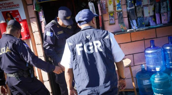 La Fiscalía General de la República (FGR) ordenó la detención de dos mujeres acusadas de comercializar droga en San Salvador.