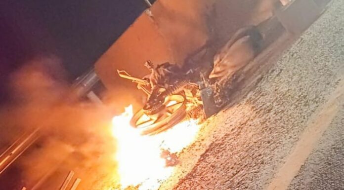 Cuerpo de Bomberos informó sobre un incendio que se generó en una motocicleta, el conductor de la misma presentó lesiones.