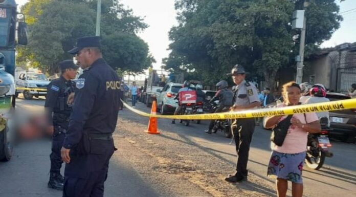 La Policía Nacional Civil (PNC) reportó que una persona falleció al ser embestida por un bus en Santa Ana.