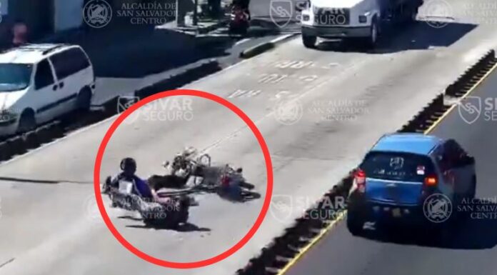 Cámaras de vigilancia captaron el momento exacto en el que un peatón y un motociclista se accidentaron en San Salvador.