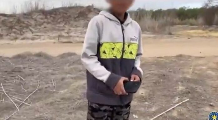 El portavoz del Departamento de Seguridad Pública, Chris Olivarez informó sobre el rescate de un niño salvadoreño abandonado en la frontera.