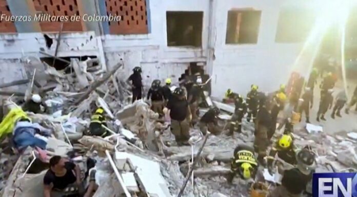 El desplome de un edificio en Barranquilla, Colombia, dejó una persona fallecida y varios menores lesionados que rescataron.