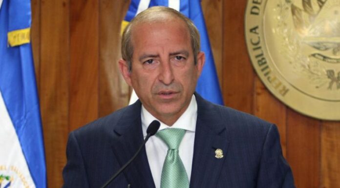 La Fiscalía General de la República (FGR) informó que Sigfrido Reyes y su familia deberán restituir al Estado $267,792.14.