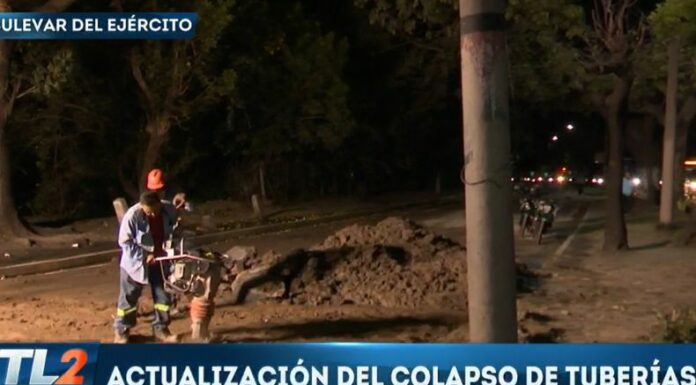 Personal de la Administración Nacional de Acueductos y Alcantarillados (ANDA) continúa la reparación de tuberías en el bulevar del Ejército.