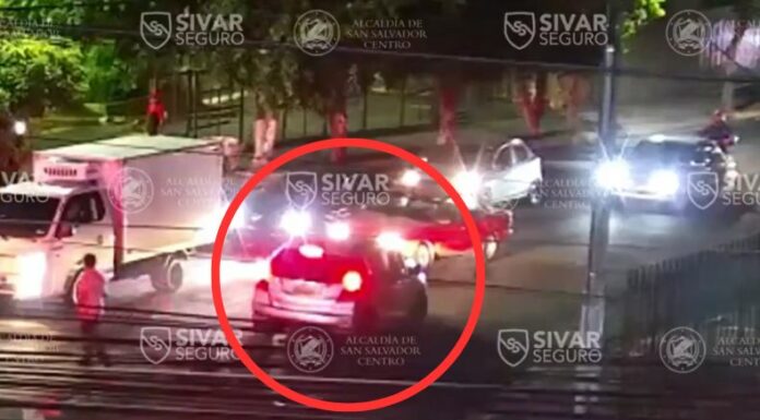 Las cámaras de vigilancia captaron el momento en el que un vehículo chocó contra los separadores en San Salvador.
