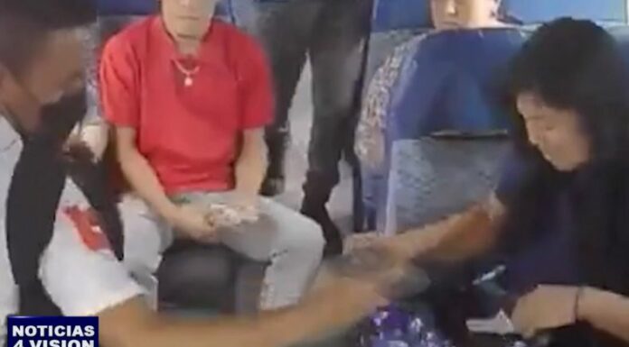 En Honduras, las cámaras de seguridad de un bus captaron a supuestos delincuentes robando al interior de la unidad de transporte.