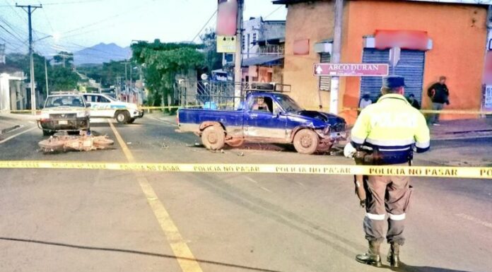 A tempranas horas de este día, se reportó un motociclista perdió la vida, luego de ser impactado por un pick up.
